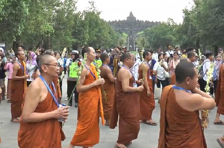 Ribuan Umat Buddha Gelar Kirab Asalha Mahapuja, Bermeditasi dari Candi Mendut ke Borobudur