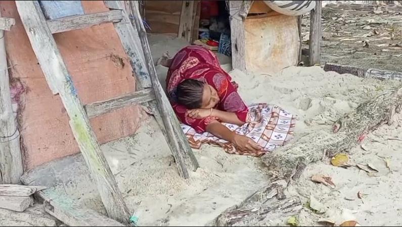 Potret Warga Pesisir Pantai Rembang Pilih Tidur Beralaskan Pasir daripada di Kasur Empuk