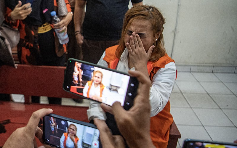 Lina Mukherjee Menangis Jalani Sidang Dakwaan Kasus Konten Makan Kulit Babi - Bagian 2