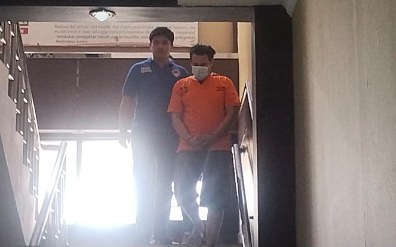 Tampang Bobby Joseph Tertunduk Minta Maaf Terlibat Kasus Narkoba Tembakau Sintetis - Bagian 4