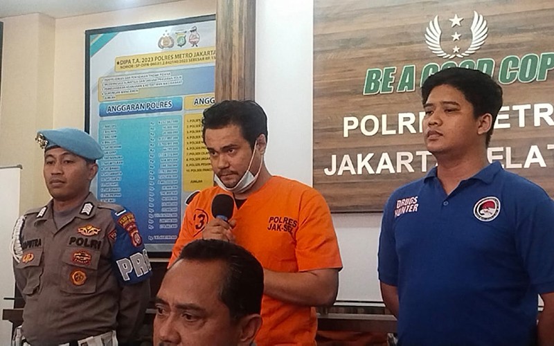 Tampang Bobby Joseph Tertunduk Minta Maaf Terlibat Kasus Narkoba Tembakau Sintetis - Bagian 2