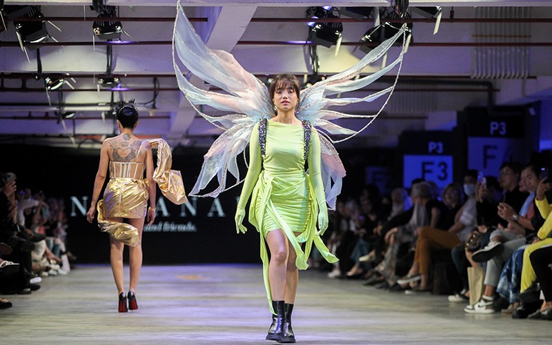 Gaya Fuji Pakai Sayap Bak Peri Tinkerbell Tampil sebagai Model JF3 - Bagian 2