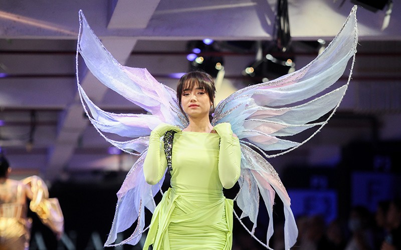 Gaya Fuji Pakai Sayap Bak Peri Tinkerbell Tampil sebagai Model JF3 - Bagian 1