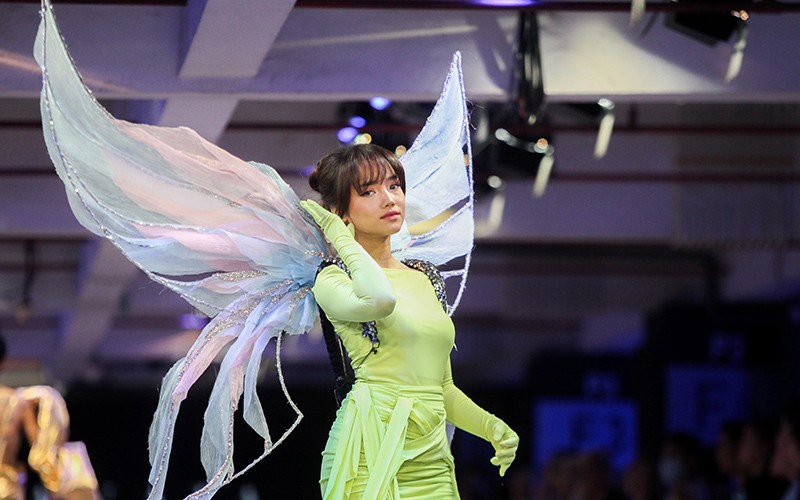 Gaya Fuji Pakai Sayap Bak Peri Tinkerbell Tampil sebagai Model JF3 - Bagian 3