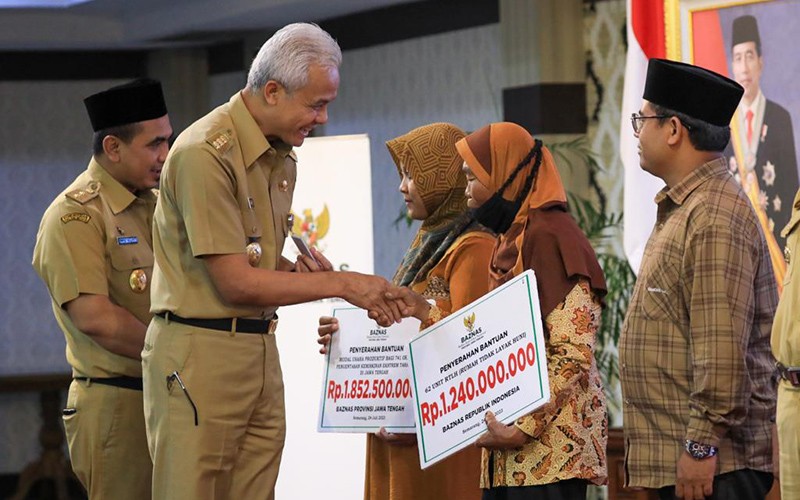 Ganjar Pranowo Serahkan Bantuan Modal Usaha Produktif kepada 741 Warga Miskin - Bagian 1