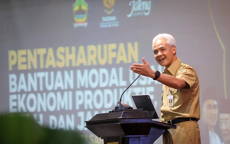 Ganjar Pranowo Serahkan Bantuan Modal Usaha Produktif kepada 741 Warga Miskin - Bagian 3