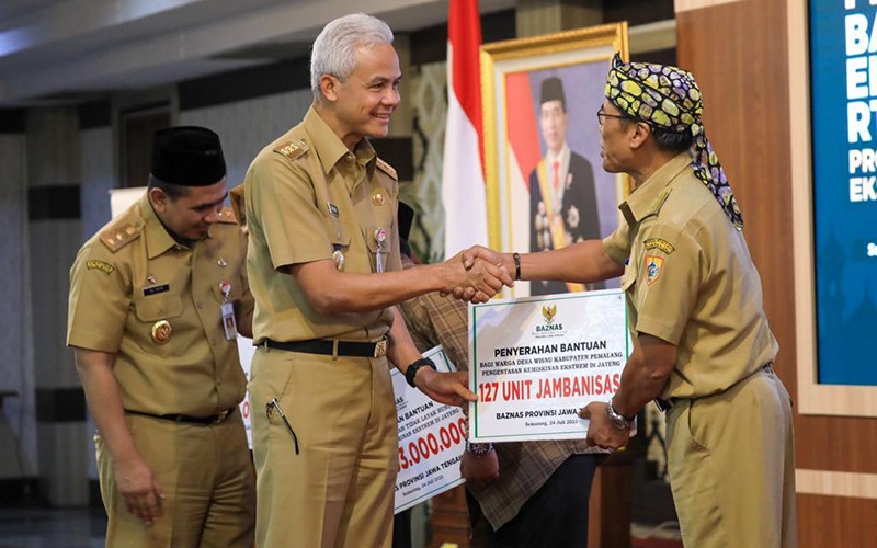 Ganjar Pranowo Serahkan Bantuan Modal Usaha Produktif kepada 741 Warga Miskin - Bagian 2