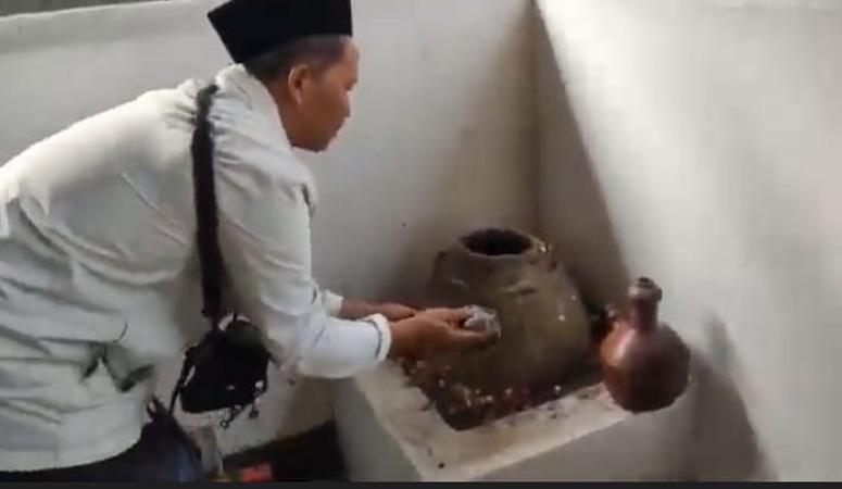 Begini Ritual Pembersihan Gentong Peninggalan Kyai Slamet Penyebar Agama Islam di Kendal