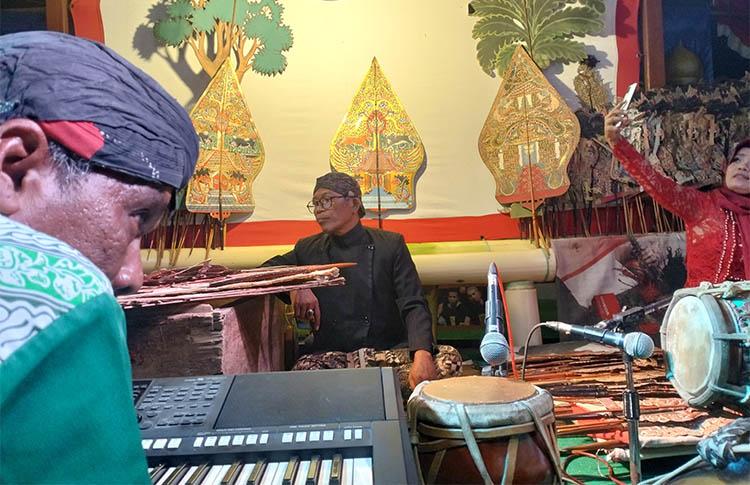 Keren, Ketua DPC Partai Perindo Kalasan Ki Arno Sugito Dalang Muda yang Maju Bacaleg Sleman