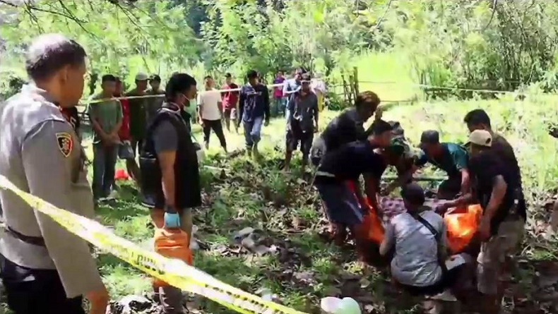 title Kakak Tebas Adik Ipar hingga Tewas di Gowa, Istri Menangis Histeris Kakak Tebas Adik Ipar hingga Tewas di Gowa, Istri Menangis Histeris