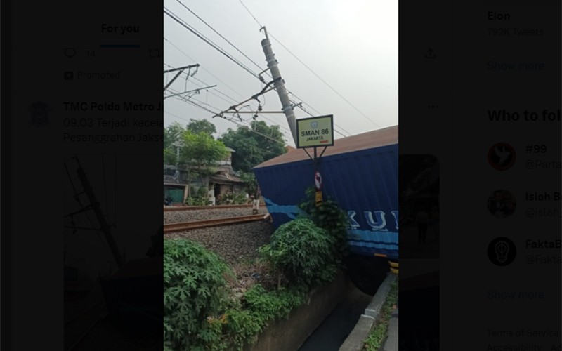 Gegara Truk Tabrak Tiang KRL di Pesanggrahan, Penumpang Kereta Terlantar - Bagian 3