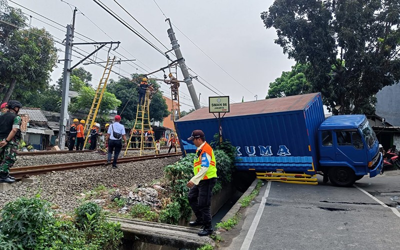 Petugas Berjibaku Selesaikan Insiden Truk Tabrak Tiang Listrik KRL - Bagian 4