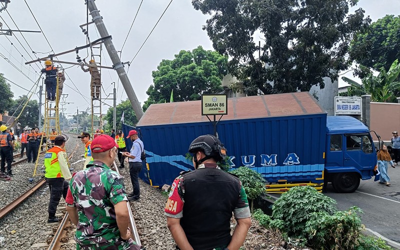Petugas Berjibaku Selesaikan Insiden Truk Tabrak Tiang Listrik KRL - Bagian 3
