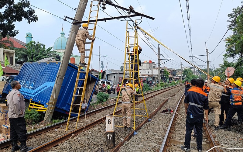 Petugas Berjibaku Selesaikan Insiden Truk Tabrak Tiang Listrik KRL - Bagian 2