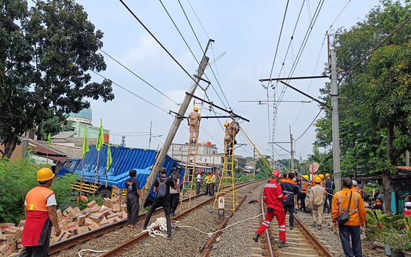 Petugas Berjibaku Selesaikan Insiden Truk Tabrak Tiang Listrik KRL - Bagian 1