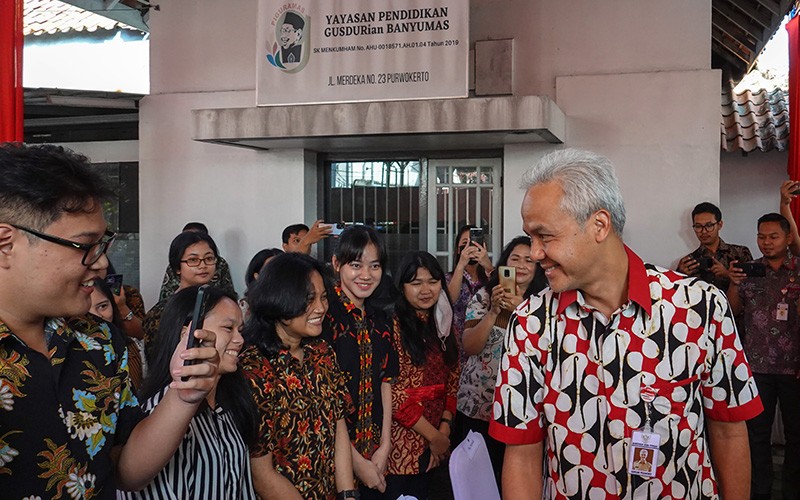 Ganjar Pranowo Serahkan Bantuan kepada Politeknik Gusdurian - Bagian 1