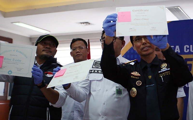 Kokain Berbentuk Lembaran Sertifikat Diselundupkan dari Spanyol ke Indonesia - Bagian 2