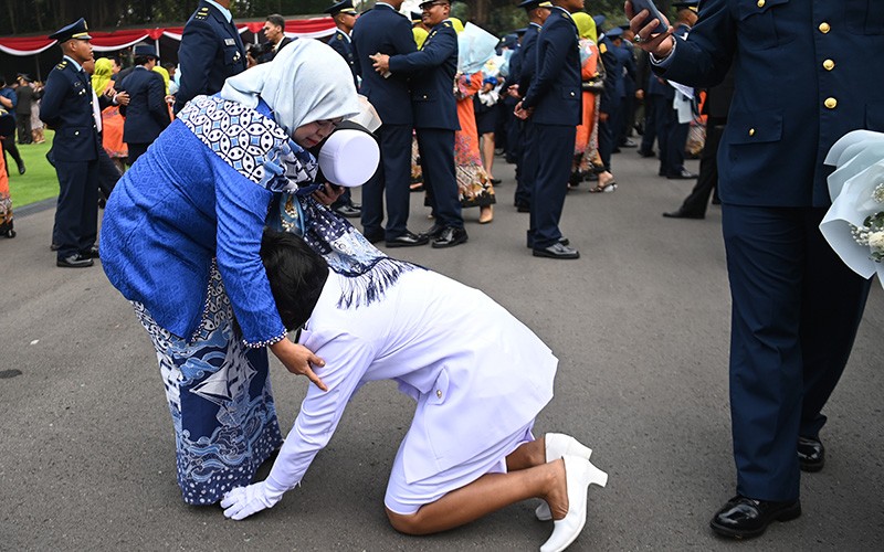 Momen Perwira TNI-Polri Cium Kaki Ibu usai Dilantik Presiden Jokowi - Bagian 3