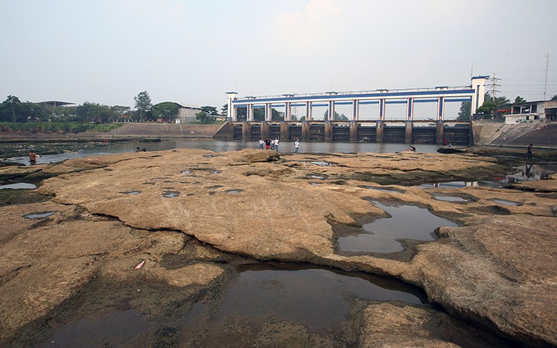 Air Sungai Cisadane Surut Sejak Satu Bulan - Bagian 2
