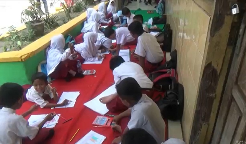 Telantar, Puluhan Siswa SD di Bojonegoro Belajar di Teras Sekolah Tanpa Guru 