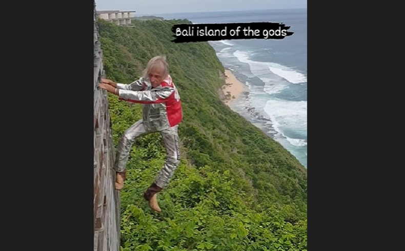 title Viral Spiderman Alain Robert Gelantungan di Uluwatu Bali, Bikin Jantung Berdebar! Viral Spiderman Alain Robert Gelantungan di Uluwatu Bali, Bikin Jantung Berdebar!