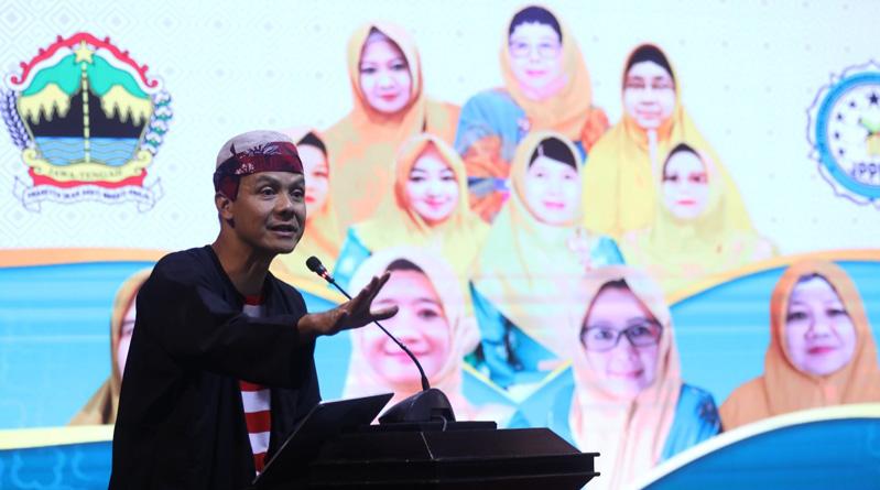 Pelantikan JP3M Jateng, Ganjar Ceritakan Sejarah Perjuangan Mbah Moen dan Nyi Hajar Dewantara 