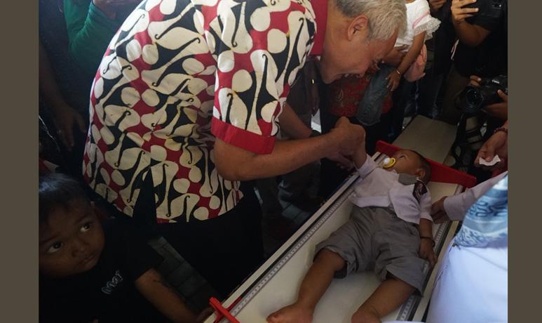 Momen Ganjar Pranowo Timbang dan Gendong Balita di Posyandu Desa Kracak Banyumas