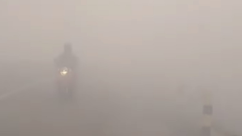 Kabut Asap Kembali Tutupi Jalanan di Banjarbaru, Jarak Pandang 2 Meter