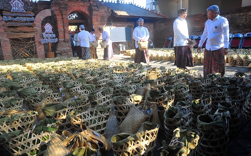 Bagi-Bagi 35 Ribu Bungkus Nasi Jangkrik, Tradisi Peninggalan Sunan Kudus - Bagian 1