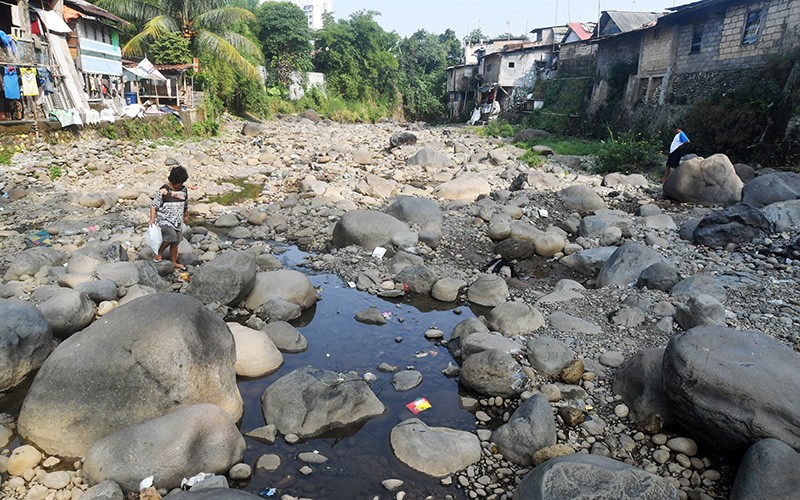 Penampakan Air Sungai Ciliwung Menyusut, Batu-Batu Besar Terlihat Jelas - Bagian 2