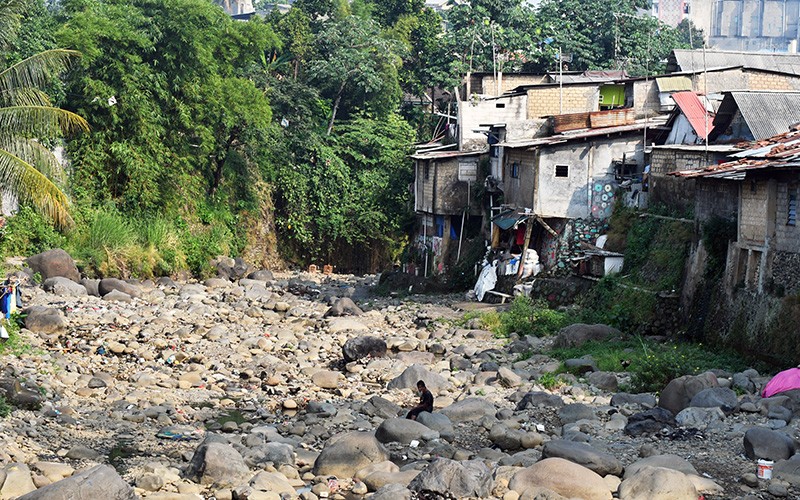 Penampakan Air Sungai Ciliwung Menyusut, Batu-Batu Besar Terlihat Jelas - Bagian 1