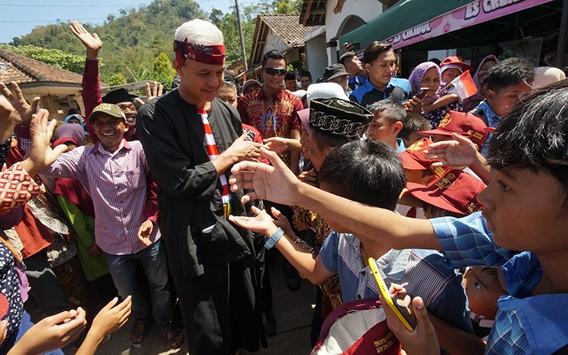Ganjar Pranowo Disambut Antusias Warga, Jabat Tangan hingga Sejauh 200 Meter - Bagian 1