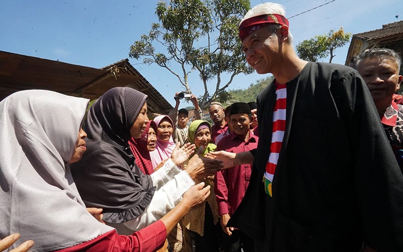 Ganjar Pranowo Disambut Antusias Warga, Jabat Tangan hingga Sejauh 200 Meter - Bagian 2