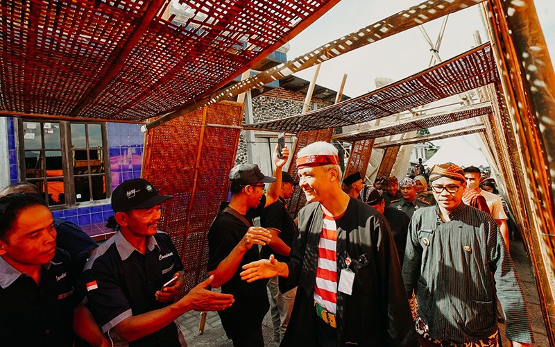 Pakai Baju Adat Madura, Ganjar Dinobatkan Jadi 