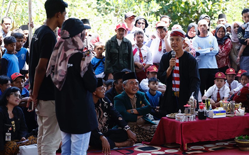 Pakai Baju Adat Madura, Ganjar Dinobatkan Jadi 