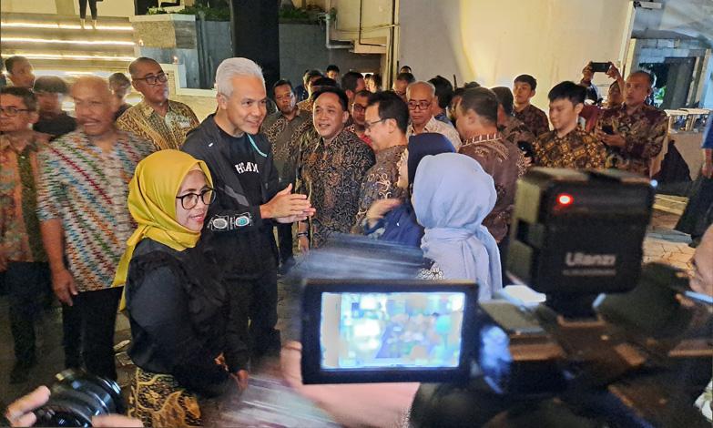 title Ganjar Semringah saat Reuni FH UGM 87: Teman Sejati Saling Menyemangati dan Mengingatkan Ganjar Semringah saat Reuni FH UGM 87: Teman Sejati Saling Menyemangati dan Mengingatkan