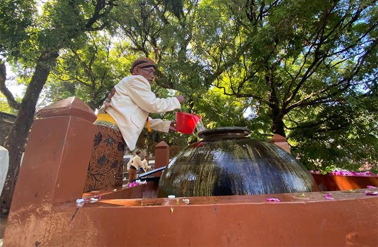 title Ribuan Warga Berebut Air dari Tradisi Nguras Enceh di Makam Raja-Raja Imogiri Ribuan Warga Berebut Air dari Tradisi Nguras Enceh di Makam Raja-Raja Imogiri