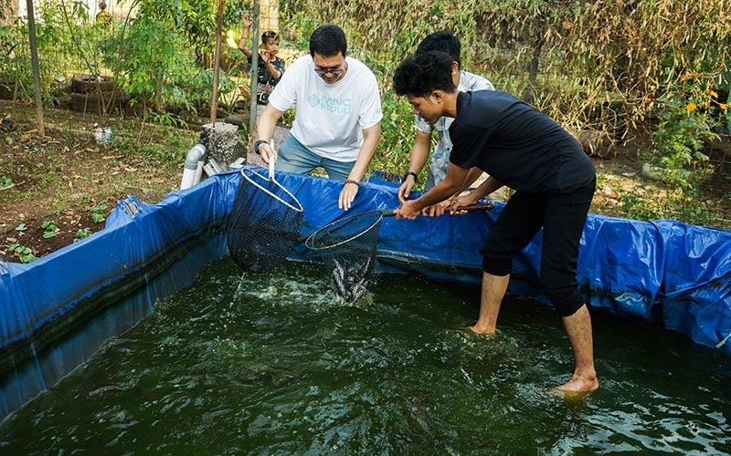 Panen Pupuk Bio Konversi dan Maggot, MNC Peduli Salurkan ke Komunitas Anak Jalanan di Bekasi - Bagian 3