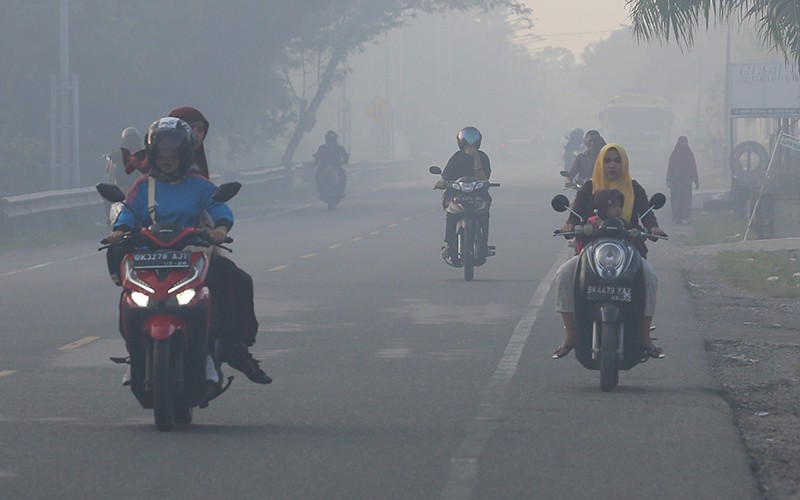 Suasana Jalan Nasional Aceh Barat Diselimuti Kabut Asap Karhutla - Bagian 1