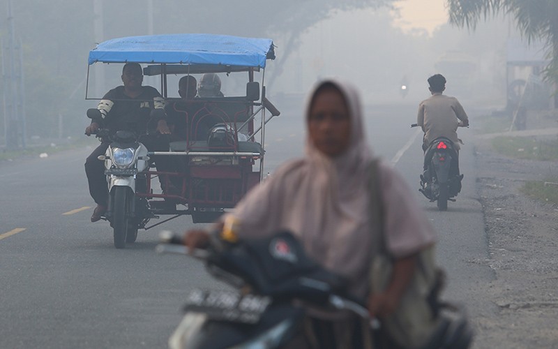 Suasana Jalan Nasional Aceh Barat Diselimuti Kabut Asap Karhutla - Bagian 2