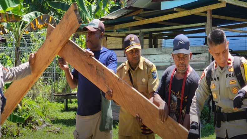 Merasa Tak Diperhatikan Pemerintah, Guru dan Orang Tua Palang SD Yapen Timur selama 3 Hari