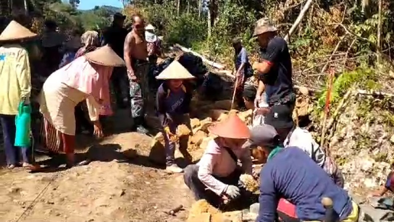 Impian 15 Tahun Akhirnya Terwujud, Ibu-Ibu di Sukabumi Semangat Aspal Jalan Desa