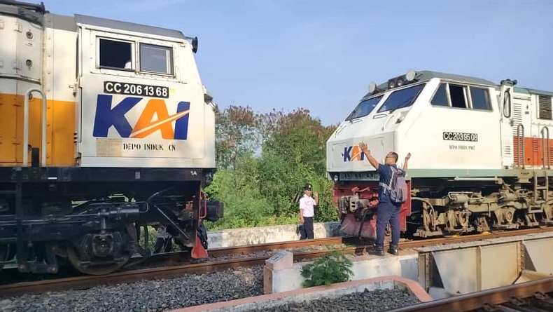 Kereta Barang Mogok 3 jam di Mundu Cirebon, Aktivitas Warga Terganggu
