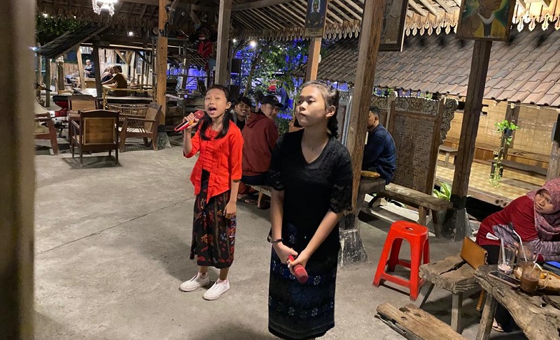 title Rawat Tradisi, Joglo Merah Putih Lestarikan Kidung Jula Juli di Tengah Gempuran Teknologi Rawat Tradisi, Joglo Merah Putih Lestarikan Kidung Jula Juli di Tengah Gempuran Teknologi