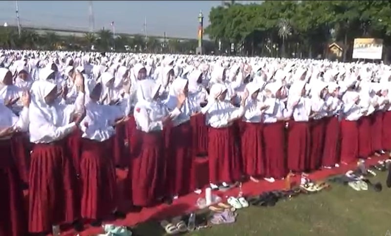 Merinding, 100.113 Pelajar di Jombang Baca Selawat Tibbil Qulub hingga Pecahkan Rekor MURI 