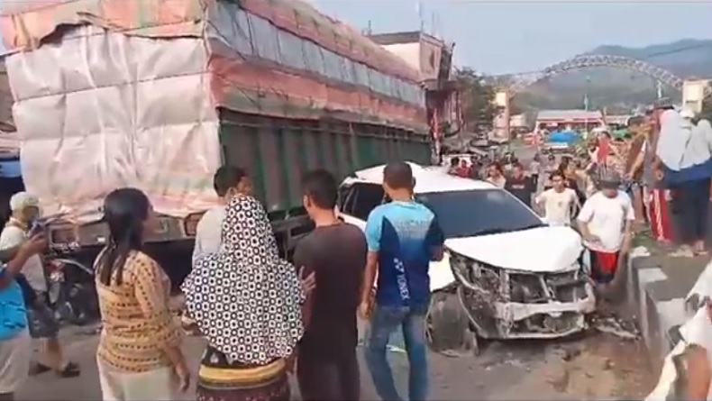 Truk Fuso Tabrak Belasan Motor dan 2 Mobil di Lampung Selatan