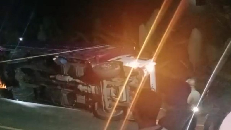 Truk Pengangkut Udang Terbalik di Bangka Barat, Lalu Lintas Terganggu