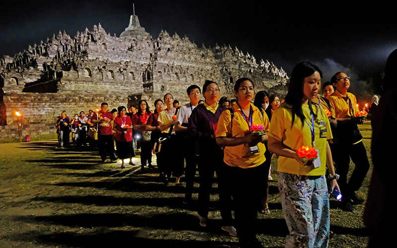 Ribuan Umat Buddha Ritual Persembahan Keliling Candi Borobudur - Bagian 1