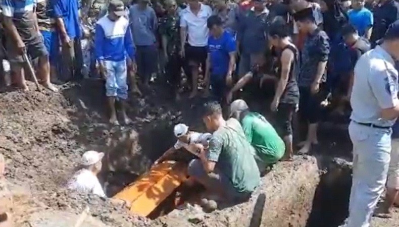 title 5 Korban Tewas Mobil Tertabrak KA di Jombang Dimakamkan, Ibu-Anak Satu Liang Kubur 5 Korban Tewas Mobil Tertabrak KA di Jombang Dimakamkan, Ibu-Anak Satu Liang Kubur