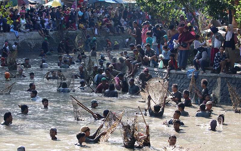 Serunya Tradisi Grobyak Ikan, Ratusan Warga Kediri Masuk ke Sumber Gundi - Bagian 2